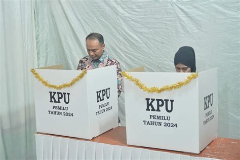 Pj Bupati Subang Imran Salurkan Hak Pilihnya Di Tps Kelur Pasundan