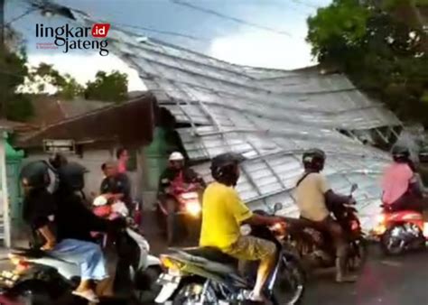 Atap Rumah Warga Terbang Diterjang Angin Kencang Di Ambarawa Semarang