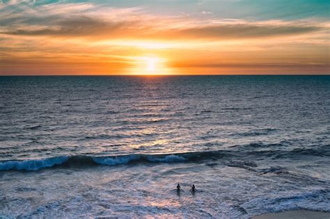 Wunderschöner Sonnenuntergang über dem Meer Kostenlose Foto