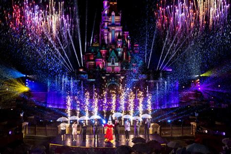 Video Momentous Nighttime Spectacular Debuts At Hong Kong Disneyland