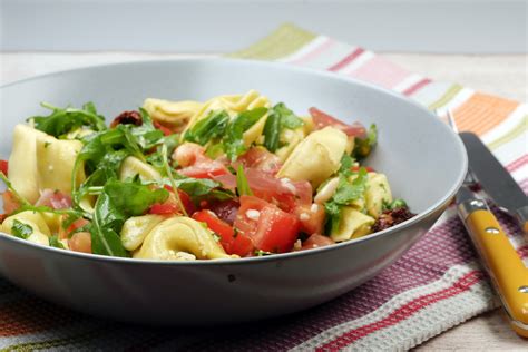 Tortellinisalat Mit Rucola Und Getrockneten Tomaten