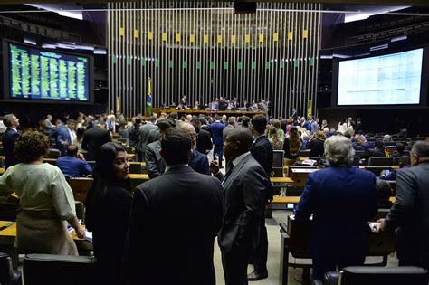 Contra o povo Congresso mantém veto de artigo que puniria fake news