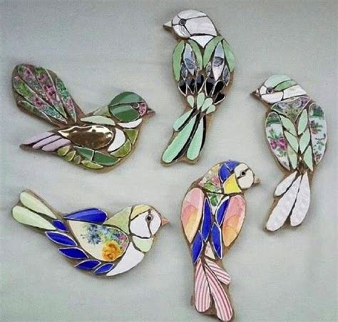 These divine tiny jewelled bird mosaics would look perfect as a broach ...