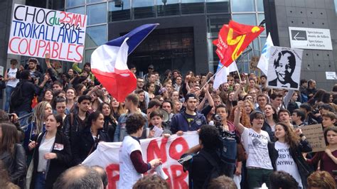 Jovens Franceses Protestam Contra Ascensão Da Extrema Direita Fato Em