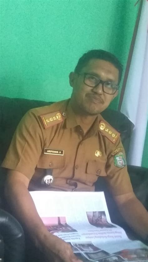 Tumbuhkan Rasa Nasionalisme Camat Sarudu Ajak Warga Pasang Bendera