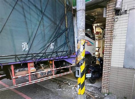 大貨車駕駛恍神 T字路未轉彎直衝店家騎樓 社會 中時