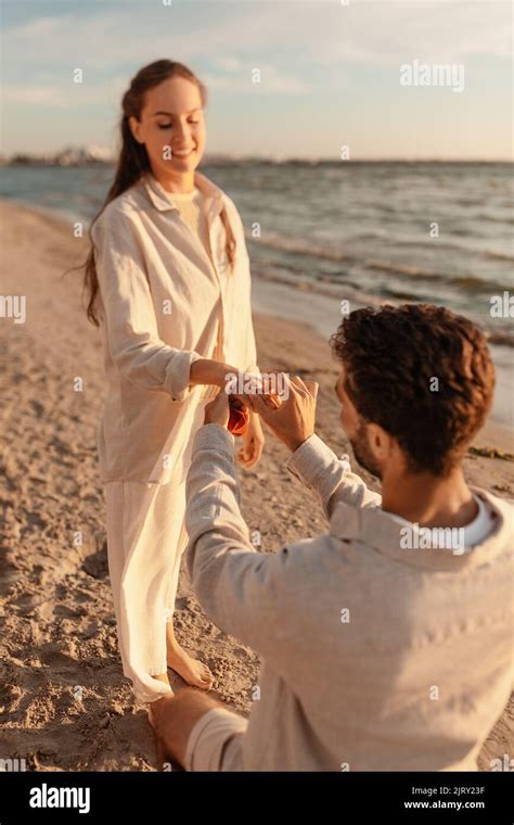 Proposal Engagement Knee Hi Res Stock Photography And Images Alamy