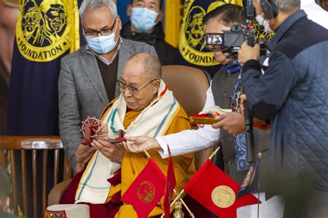 Der Dalai Lama Entschuldigt Sich Nachdem Er Ein Kind Gebeten Hat An