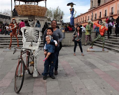 Disfrutan familias Feria y Festival Cultural del Alfeñique Toluca 2016