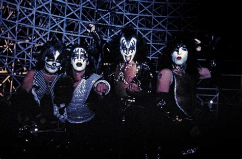 Pin by Lee Thomson on KISS 1977 & 1978 | Kiss concert, Kiss pictures ...