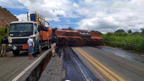 Caminhão carregado combustível tomba e interdita BR 101 a seis