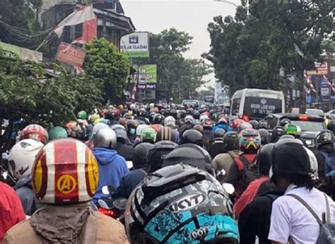 Warga Tangsel Harap Bersabar Macet Panjang Di Ciputat Menuju Jakarta