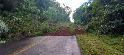 Deslizamento de terra interdita SC 283 entre Chapecó e Seara FOTOS