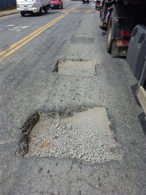 Buracos Na Avenida Gua Chata Atrapalham A Vida Dos Moradores Da Regi O