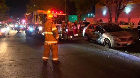 Conductor Huye Tras Atropellar A Motociclista Y Chocar Contra Un Auto