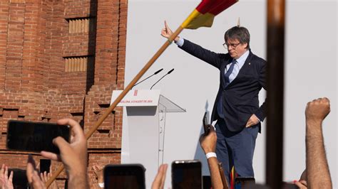 Puigdemont explica su atrevida huida de Cataluña y acusa al Supremo