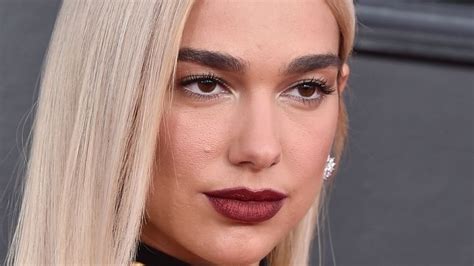 Dua Lipa Is Blonde Again With Cool Girl Roots At The Grammys