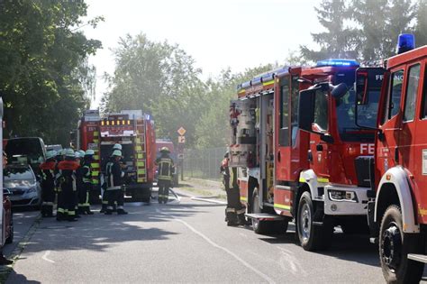 Fotos Großalarm für Feuerwehren nach Autowerkstatt Brand in Ampfing am