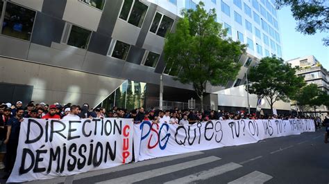 Des Centaines De Supporters Manifestent Leur Col Re Devant Le Si Ge Du