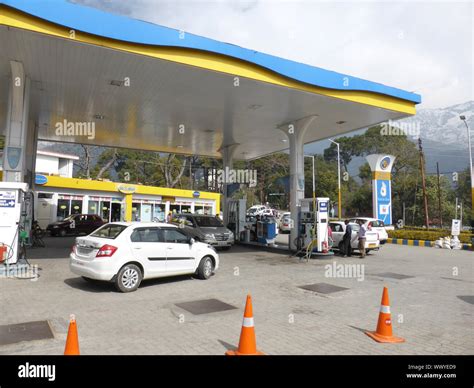 Cars Re Fuelling At Petrol Station Dharamshala Himachal Pradesh Stock