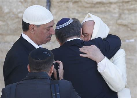 Papa Francesco Al Muro Del Pianto Il Suo Biglietto Riposto Tra Le