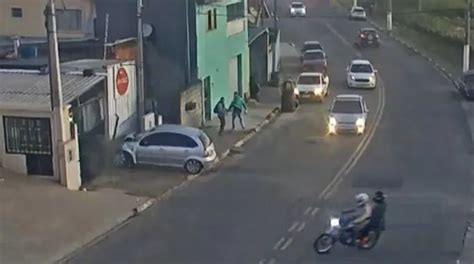 Flagrante Motorista Perde O Controle Do Carro E Invade Restaurante