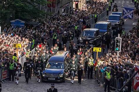 Cortejo da rainha Elizabeth II em Edimburgo reúne milhares de pessoas