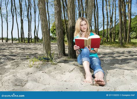 Livro De Leitura Da Jovem Mulher Na Praia Foto De Stock Imagem De