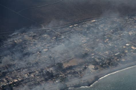 Imagens de satélite mostram antes e depois do incêndio florestal no Havaí