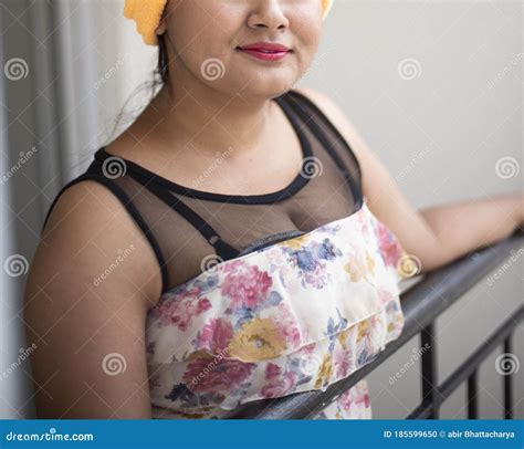 Das Indische Bengali Schön Sind Und Das Schöne Brunette Mädchen in Einem Gelegenheitsarbeit