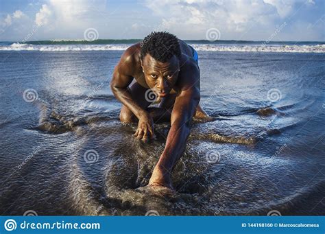 Homem Afro Americano Preto Atrativo E Sexy Novo O Levantamento