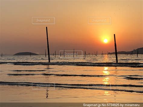 穏やかな海に沈む夕日の写真・画像素材 5734625 Snapmart（スナップマート）