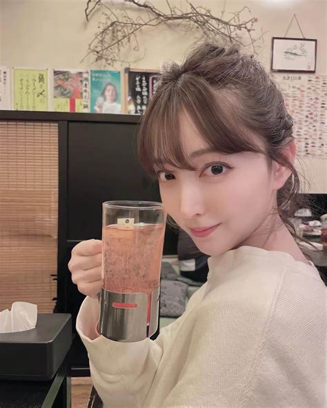 麻亜里さんのインスタグラム写真 麻亜里instagram 「寒くなってきたから麦焼酎のお湯割梅干し入り☺️♨️ 2杯目以降はレモンサワー！ 家族で乾杯🍻 居酒屋メニュー大好き。 大きい