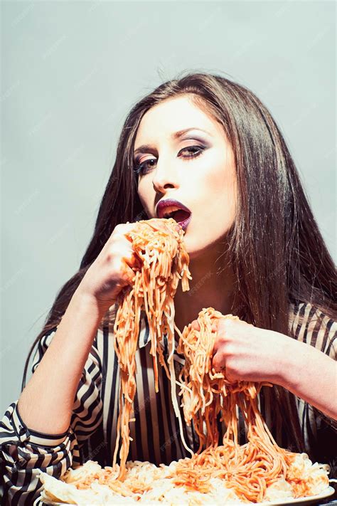 Premium Photo Sexy Woman Eat Spaghetti With Hands Hungry Girl Have