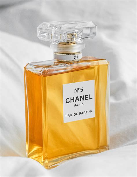 The Top 10 Best Selling Perfumes In The World For Women In 2023