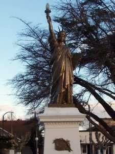 Copias R Plicas Y Reproducciones De La Estatua De La Libertad En Argentina