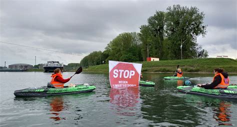 Aktivisten der Letzten Generation blockieren Ölhafen in Karlsruhe