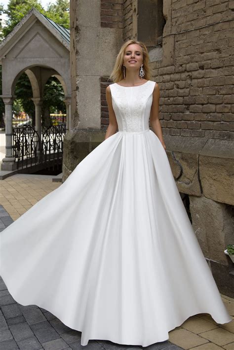 Robe De Mariée Fluide Satin Duchesse Avec Dentelle Oksana Mukha Paris