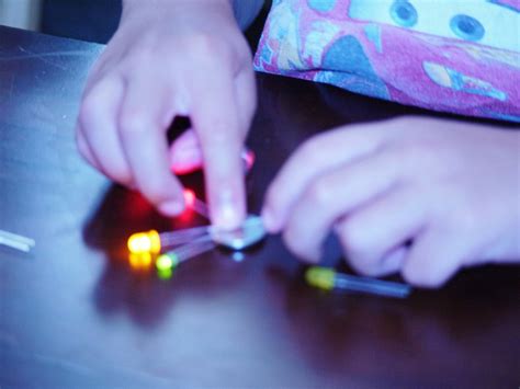 Simple Circuits with Kids - QuirkyFusion