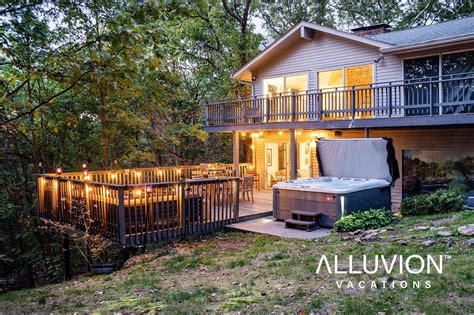 Relax In This Treetop Retreat With An Oversized Hot Tub In Tuxedo Park Alluvion Vacations