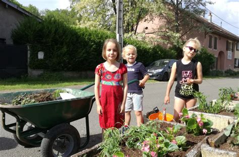 Saint Maurice Colombier Les Enfants Fleurissent Le Village