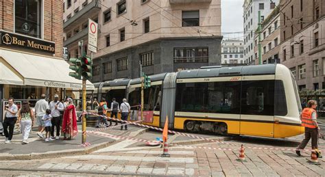 Milano Paura In Pieno Centro Tram Deraglia A Due Passi Dal Duomo E