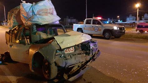 Noche accidentada Un choque frontal y un auto se incrustó contra el