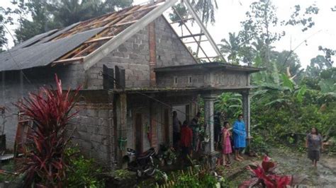 Diterpa Angin Kencang Atap Rumah Warga Di Lumajang Terbang Surya Co Id