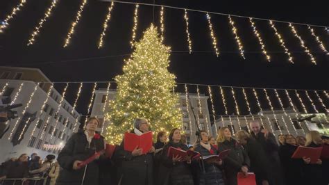 Si Accende Il Natale A Lecce E La Notte Del Tutti In Piazza Con J