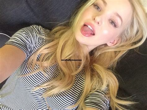 Dove Cameron Dove Cameron En Bikini Girl Tongue Hairspray Live Dove