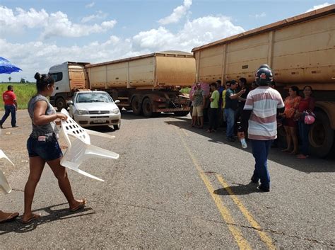 Moradores seguem bloqueando a TO 010 entre as cidades de Ananás e