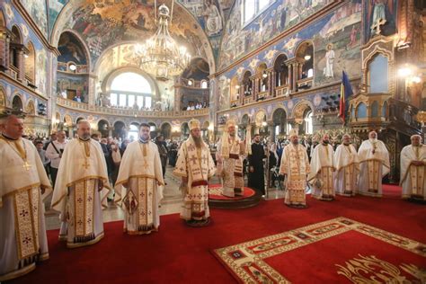 Trei Arhierei Au Liturghisit La Hramul Catedralei Mitropolitane Din Sibiu