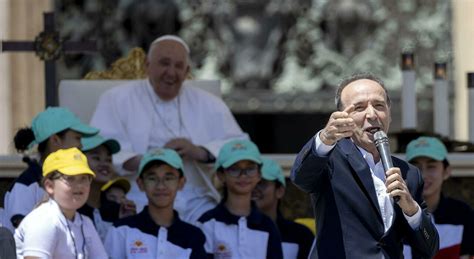 Roberto Benigni Lo Show Con Papa Francesco Facciamo Insieme Il Campo