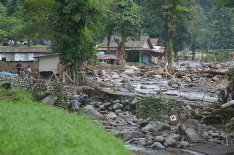 Bangunan Terdampak Banjir Bandang Di Sempadan Sungai Lembah Anai